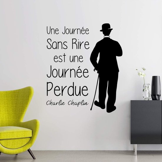 Muursticker met citaat Charlie Chaplin: "Een dag zonder lachen is een verloren dag" 65 x 55 cm