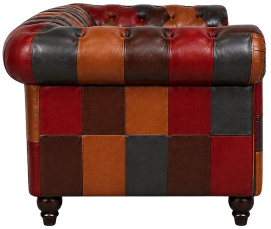 Zij-aanzicht van een Chesterfield bank met leren patchwork panelen in diverse kleuren.