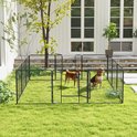 Grijze speelbox voor huisdieren, opgesteld op een groen gazon voor een witte woning. Twee honden in de box.