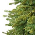 Close-up van de realistische groene naalden van een kunstkerstboom.