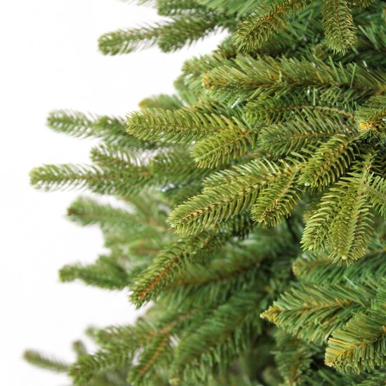 Close-up van de realistische groene naalden van een kunstkerstboom.