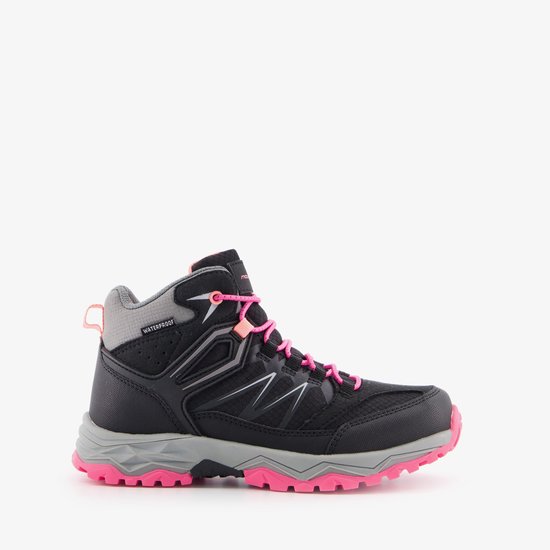 Zwarte hoge wandelschoen met opdruk 'WATERPROOF', roze veters, grijze zool, zijaanzicht.