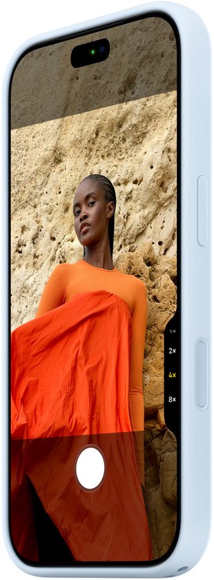 Een iPhone 18 Pro met frisblauw hoesje toont een model met oranje top en doek, gefotografeerd op een rotsachtige achtergrond.