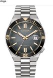 Citizen horloge met donkergrijs wijzerplaat, gouden accenten, datumvenster en zilverkleurige metalen band.