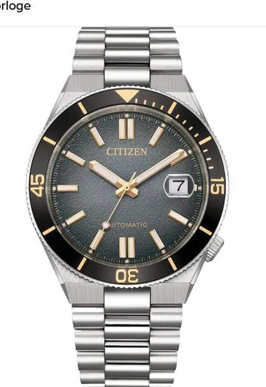 Citizen horloge met donkergrijs wijzerplaat, gouden accenten, datumvenster en zilverkleurige metalen band.