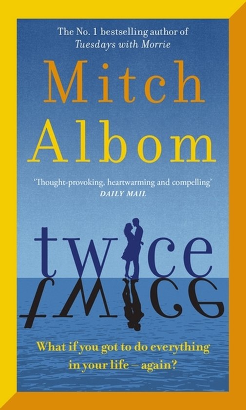 Boek 'Twice' van Mitch Albom. Een stel staat op een reflecterende wateroppervlakte.