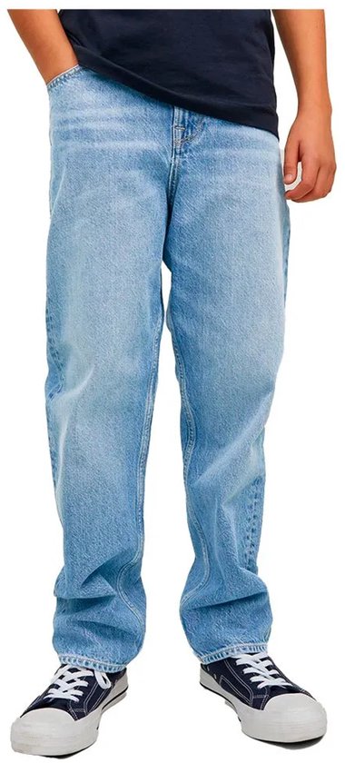 Jongens lichtblauwe jeans met donkerblauwe t-shirt, op model.