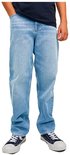Jongens lichtblauwe jeans met donkerblauwe t-shirt, op model.