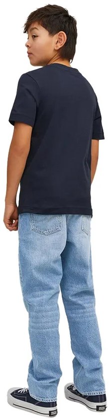 Jongens lichtblauwe jeans en donkerblauw t-shirt, van achteren gezien.