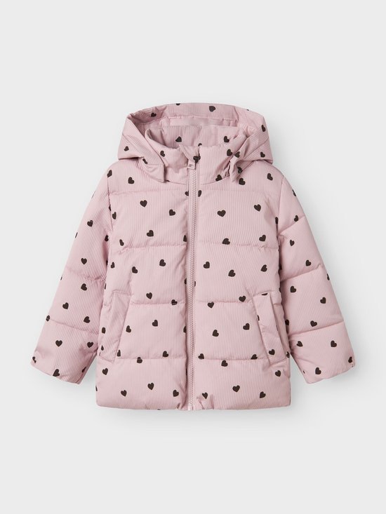 Roze, gewatteerde jas voor kinderen met een all-over hartjesprint en corduroy structuur, met rits en zakken.