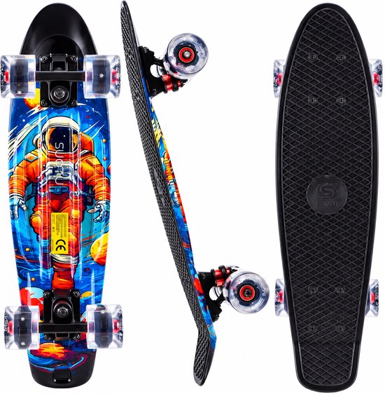 Zwart skateboard met een print van een astronaut in een oranje ruimtepak, omringd door sterren en planeten. De transparante wielen lichten op.