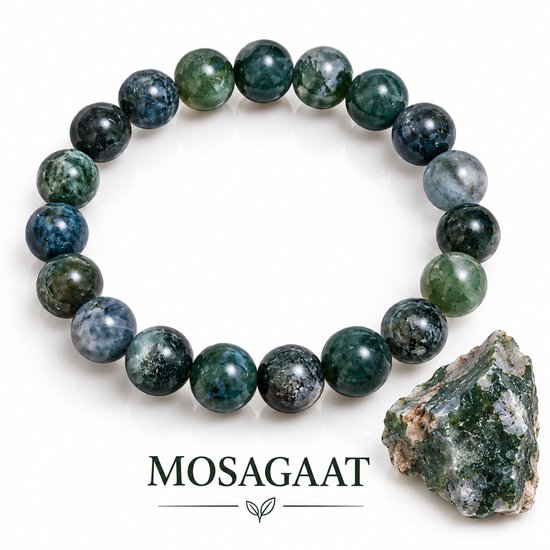 Mosagaat armband met groene en blauwgrijze kralen, naast een mosagaat steen op witte achtergrond.