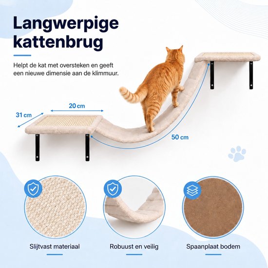 Oranje kat klimt op beige kattenspeeltoren met sisal bedekte bruggen en plateaus. Afmetingen: 20cm, 31cm, 50cm.
