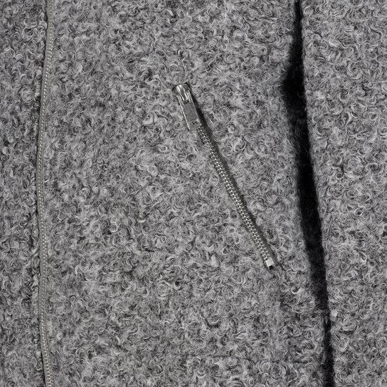 Detailopname van de grijze bouclé textuur met een zilverkleurige ritssluiting.