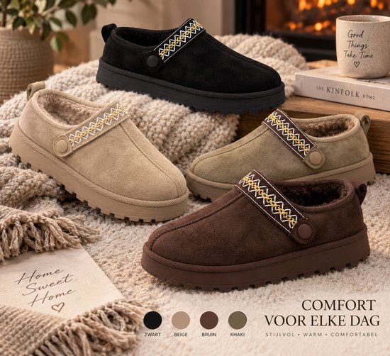 Vier beige, bruine, zwarte en khaki pantoffels met band en decoratie, in verschillende formaten.