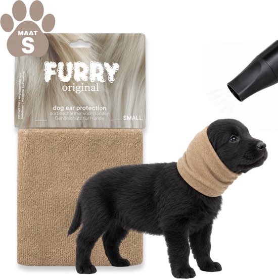 Kleine zwarte hond met mokkabruine oorwarmer van Furry Original. De verpakking toont 'MAAT S SMALL'.