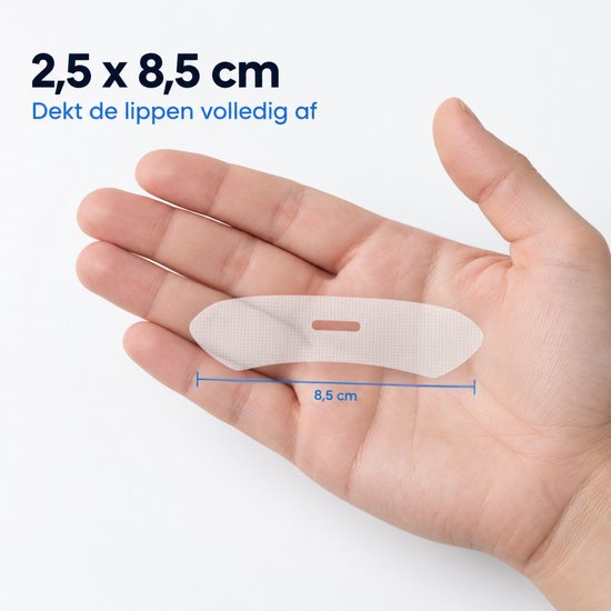 Hand met een stuk PurelyGoods mondtape, 8,5 cm breed. De tekst geeft aan dat het 2,5 x 8,5 cm is en de lippen volledig bedekt.