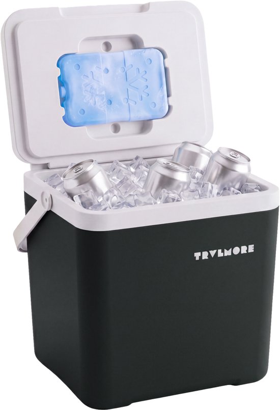 Antracietkleurige koelbox van 14 liter met een wit deksel en handvat. Binnenin gevuld met ijs en vier blikjes. Een blauw koelelement is aan de binnenkant van het deksel bevestigd. Het logo 'TRVLMORE' staat op de zijkant.