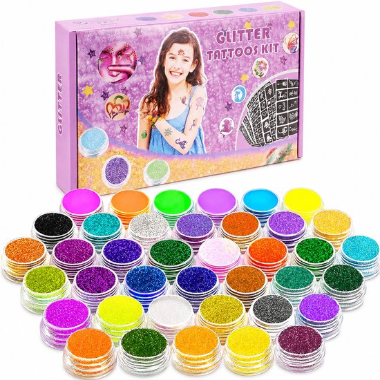 Verpakking met glittertattoos, een meisje met glittertattoos en 42 potjes met gekleurde glitters.