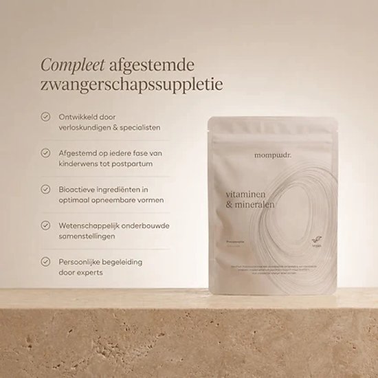 Wit zakje met tekst 'vitaminen & mineralen' op een lichte, stenen ondergrond. Naast een lijst met voordelen.