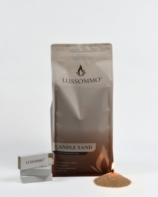 Verpakking Lussommo kaarsenzand met de tekst 'CANDLE SAND', twee doosjes lucifers en een brandend hoopje zand.