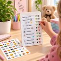 Een wit planbord met takenlijst en afvinkvakjes. Naast het bord liggen stickervellen met emoji's en icoontjes.