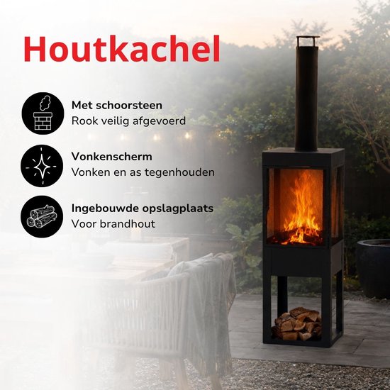 Zwarte buitenhaard met schoorsteen, vonkenscherm en houtopslag. Brandend vuur binnenin. Geïntegreerde opslag voor brandhout.
