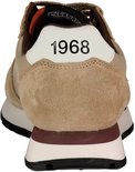 Achterkant van beige Sun68 sneaker met bruine suède, witte hiel met '1968' en oranje accenten.
