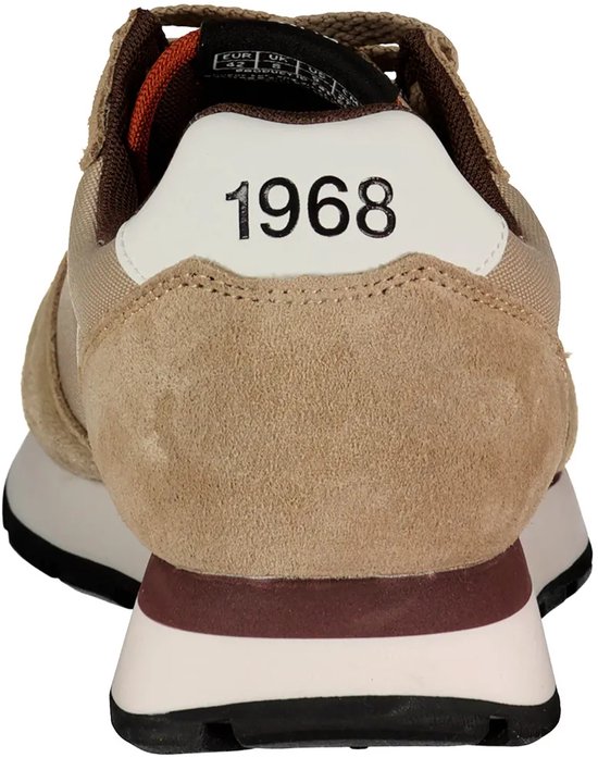 Achterkant van beige Sun68 sneaker met bruine suède, witte hiel met '1968' en oranje accenten.