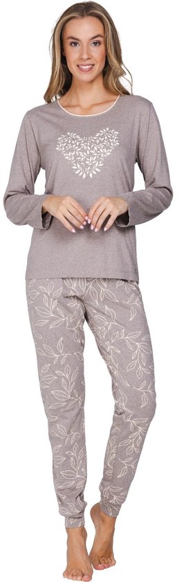 Model in een taupe pyjamaset met lange mouwen. Op de voorkant van het shirt een wit hartvormig bladmotief. De broek heeft een all-over bladmotief in off-white.