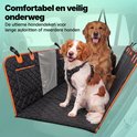 Couverture noire pour chien avec bordures orange et motif matelassé, installée sur la banquette arrière avec deux chiens.