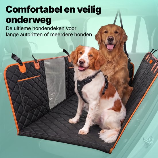 Couverture noire pour chien avec bordures orange et motif matelassé, installée sur la banquette arrière avec deux chiens.