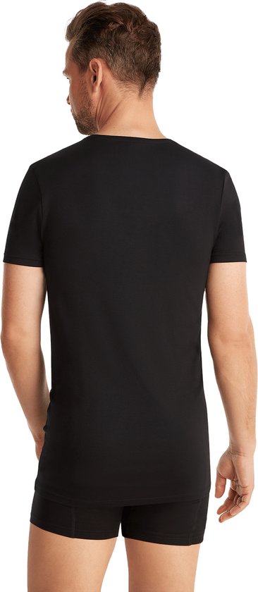 Zwart t-shirt met V-hals, korte mouwen, achterkant, gedragen door een man.
