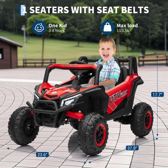 Rode en zwarte elektrische kinderquad met een lachende jongen van 3-8 jaar, 1 zits met gordels.