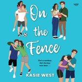 Boekomslag 'On the Fence' door Kasie West met illustraties van een jongen en meisje in diverse sportieve poses.