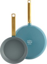 Twee blauwe GreenPan Evolution pannen met gouden handvatten op een zwarte achtergrond.