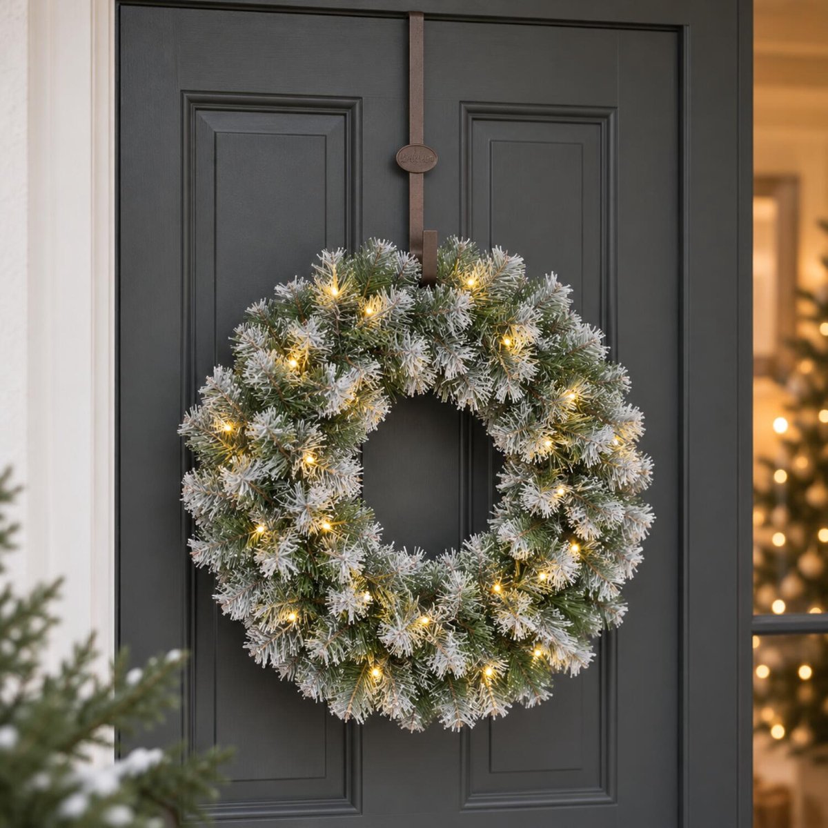 Besneeuwde kerstkrans - D45 cm - met verlichting - incl. deurhanger Welcome - 35 cm