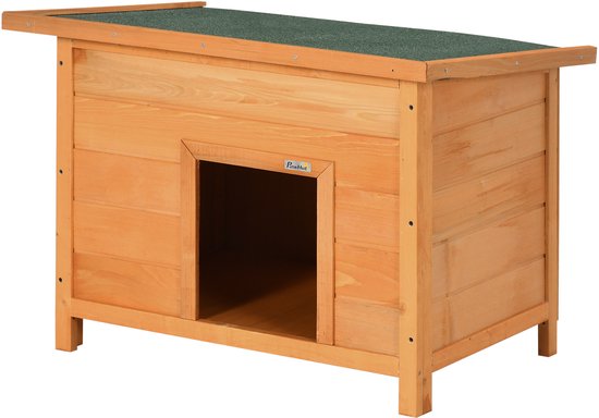 Houten hondenhok met groen dak, schuin van voren gezien.