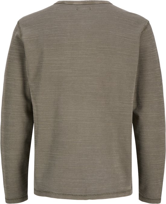 Achterkant donkerbruine longsleeve henley met wafeltextuur.