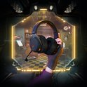 Zwarte Beyerdynamic MMX 150 headset met oranje accenten, gehouden door een hand, in een futuristische gamewereld.