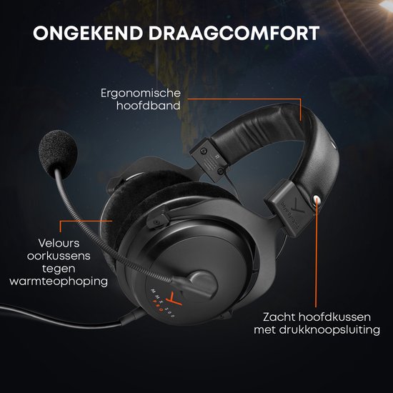 Zwarte beyerdynamic MMX 300 PRO gaming headset met labels voor fluwelen oorkussens en ergonomische hoofdband.