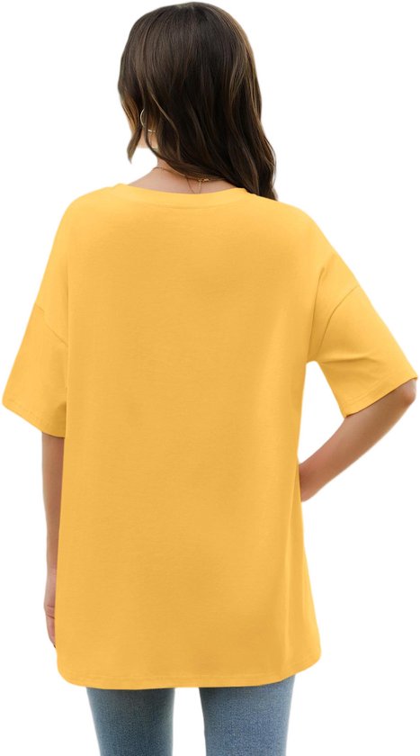 Achterkant van een model dat een oversized geel T-shirt met korte mouwen draagt.