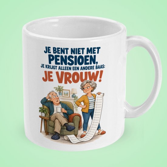 Witte mok met tekening van een man in fauteuil met lange boodschappenlijst, en tekst: Je bent niet met pensioen, je krijgt alleen een andere baas: JE VROUW!