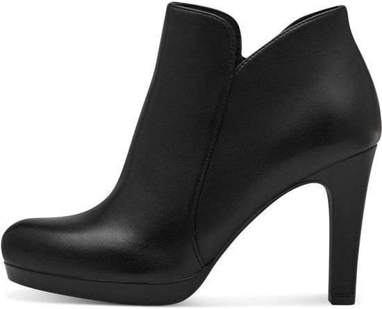 Zwarte Tamaris laars met spitse neus, hoge hak en plateauzool.