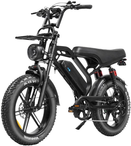 Zwarte fatbike met dikke banden, voormand, lage zadel, en een prominente koplamp.