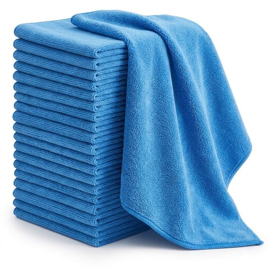 Een stapel dikke, helderblauwe microvezeldoekjes met een zachte textuur.