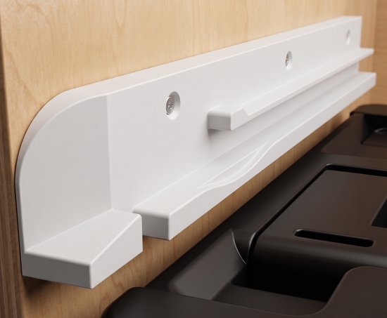 Lichtgrijze Systainer-rail gemonteerd op een houten wand, naast een zwarte gereedschapskist.