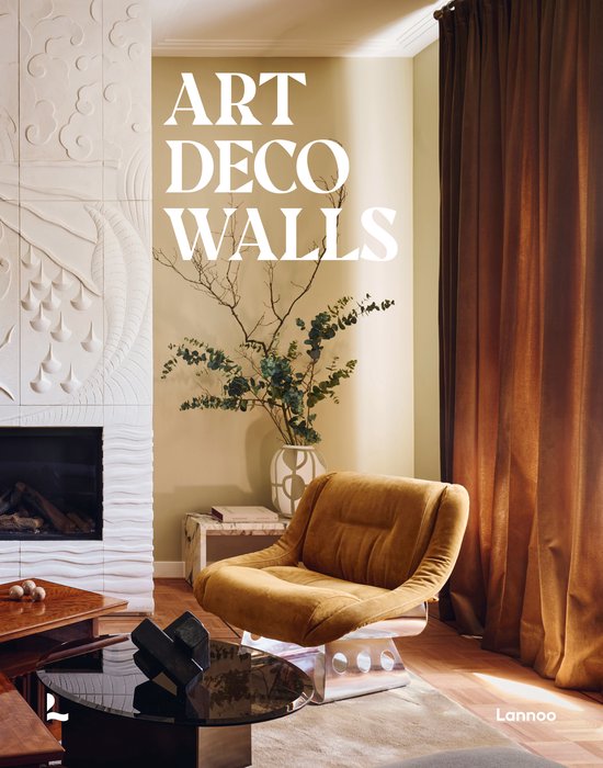Boekcover Art Deco Walls met een okergele fluwelen fauteuil, witte reliëfhaard en bruine gordijnen in een stijlvol interieur.