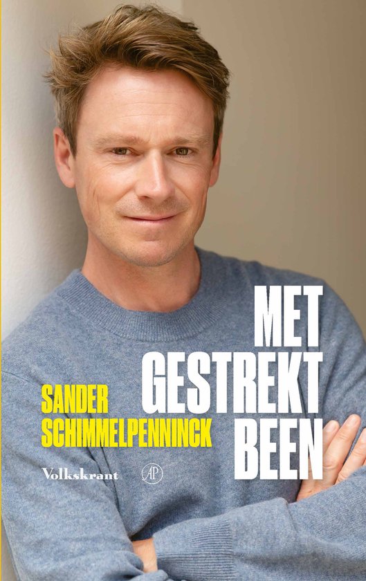 Boekomslag van 'Met gestrekt been' met een portret van Sander Schimmelpenninck in een lichtblauwe trui.