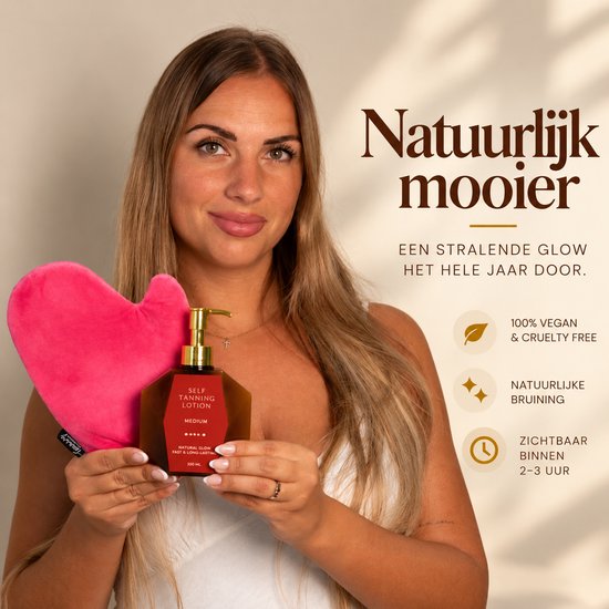 Vrouw houdt een fles SolaVita zelfbruiner en een roze applicatiehandschoen vast, tekst: Natuurlijk mooier.